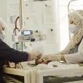 Hebamme Ibtisam Hasim versorgt ein Neugeborenes in unserer Klinik in Nablus, Mossul im Nordirak.