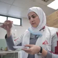 Die Apothekenleiterin Ola Barakat bei der Arbeit