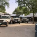 Drei Landcruiser von Ärzte ohne Grenzen stehen vor dem Krankenhaus in Lankien, Südsudan