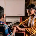 Bangladesch Junge und Psychologin im Gespräch