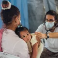 Astrid Carolina Guerrera brachte ihre Tochter zur Untersuchung in unser Sanitätszelt.