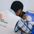 Viele an Cholera erkrankte Menschen leiden unter Dehydrierung. In Syrien unterstützen wir die Behandlung von Cholera-Patient*innen.