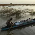 Ein Mann tritt in einem Kanu die Flucht vor der Flut an