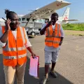 Unsere Flugkoordinatorin Stella Mwikali auf einem ihrer Einsätze