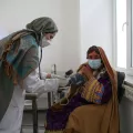 Die Krankenschwester Aziza Khushal überprüft Shahistos Vitalwerte im Sprechzimmer auf der Frauenseite des Krankenhauses von Ärzte ohne Grenzen in der Provinz Kandahar, Afghanistan.