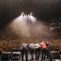Mit einem Benefizkonzert sammelte die Band "Die Toten Hosen" Spenden, um die von dem Erdbeben in der Türkei und Syrien betroffenen Menschen zu untersützen.