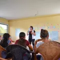 Eine Mitarbeiterin im Gespräch mit Jugendlichen in Honduras.