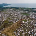 Ein Vertriebenencamp in den Vororten von Goma, Nord-Kivu in der Demokratischen Republik Kongo. Das Bild ist aus der Vogelperspektive aufgenommen.