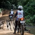 Unsere Teams fahren in der DR Kongo gut fünf Stunden mit dem Motorrad, um die Malariabehandlung dorthin zu bringen, wo sie gebraucht wird.