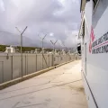 Mobiles Klinikfahrzeug von Ärzte ohne Grenzen in Zervou, Samos neben einem Stacheldrahtzaun
