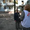 Eine unserer Mitarbeitenden spricht mit einer älteren Frau