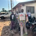 Fünf Männer in Ärzte ohne Grenzen Shirts neben Motorrädern