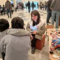 Armenien: Mitarbeiterin im Gespräch mit Geflohenen aus Bergkarabach