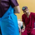 Dr. Shahzid Majeed spricht mit Kolleg*innen