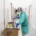 Eine Krankenschwester bereitet Covid-19 Tests vor