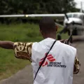 Ein Mitarbeiter begrüßt ein ankommendes Flugzeug