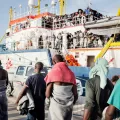 Unser Rettungsschiff erreicht den Hafen von Trapani, Italien.