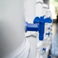 An die Wand gestapelte Cholera-Hygienesets