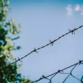 Grenzzaun an der EU-Außengrenze: Rückführungsverbesserungsgesetz: Humanitäre Hilfe droht weiterhin kriminalisiert zu werden.
