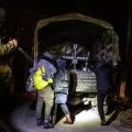 Militärfahrzeug und Geflüchtete an der Grenze zu Polen