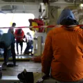 Bild in Schiff mit Mitarbeitenden und Geretteten im Hintergrund