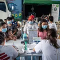 Patient*innen und medizinisches Personal während Screening für Tuberkulose