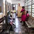 Hebamme spricht mit Patientinnen, die zur prä- und postnatalen Betreuung im Gesundheitszentrum Chingussura in Beira, Mosambik behandelt wird.