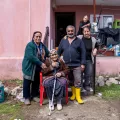 Familie vor zerstörtem Haus Erdbeben Türkei