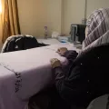 Frau wartet im Sprechzimmer