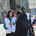 Zwei Mitarbeiter*innen sprechen mit Geflüchtetem