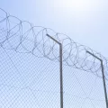 EU-Asylpolitik: Stacheldrahtzaun vor blauem Himmel