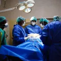 Chirurgen und OP-Pfleger*innen an OP-Tisch