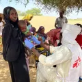 Mariam Abdoulkarims mit ihrem mangelernährten Sohn auf dem Arm