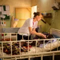 Ärztin versorgt Kind im Krankenhaus