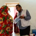 Ahmed Ibrahim im  Gespräch mit einer Patientin