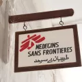Schild an Hauswand mit Aufschrift "Medecins Sans Frontieres"