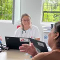 Zwei Mitarbeitende im Gespräch mit Patientin in Aufnahmezentrum Bulgarien