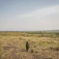 Einzelne Person steht in weiter Steppe