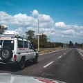 Ein weißer Krankenwagen mit dem Logo von Ärzte ohne Grenzen fährt auf einer Straße.