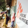 Niger: Patientinnen betreten Krankenhaus