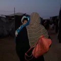 Yasmin, 28, trägt ihren sieben Monate alten Sohn Ibrahim ins Krankenhaus in Gaza.