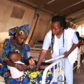 Mitarbeiter von Ärzte ohne Grenzen messen die Vitalwerte von Nura, dem Kind von Zainab, im therapeutischen Behandlungszentrum für mangelernährte Kinder Kofar Suari in Katsina im Bundesstaat Katsina.