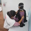 Unsere Ärztin horcht eine Patientin ab.
