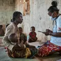 Mutter und Kind in Madagaskar im Untersuchungsgespräch mit einer Mitarbeiterin von Ärzte ohne Grenzen