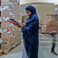 Mitarbeiterin im Medikamentenlager in Katsina, Nigeria