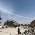 Zerstörte Gebäude Gazastreifen Chan Junis mit Frau