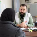 Unser Mitarbeiter eines mobilen medizinischem Teams im Patientengespräch.