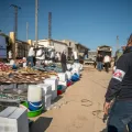 Im Westen Aleppos verteilen wir Hilfsgüter an Menschen, die kürzlich in ihre Heimat zurückgekehrt sind. 