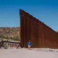 Mauer USA Mexiko Freiwilliger inspiziert Grenzanlagen