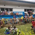 Schutzsuchende sitzen vor einem Krankenhaus, in Nord-Kivu  in der DR Kongo.